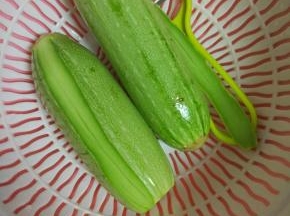 西葫芦两个清洗干净，去皮