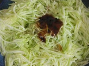 调味料，放入小碗内拌匀，倒入西葫芦丝上拌匀