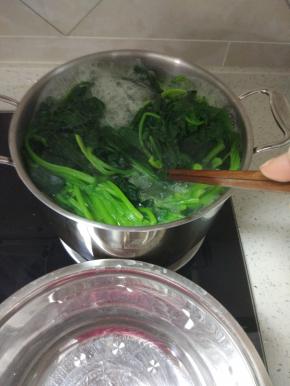 焯热水，控干水分备用