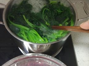 焯热水，控干水分备用