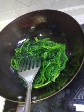 锅内放油爆香葱姜蒜，加入菠菜，放入适量的耗油，耗油本身就有咸味，可以不放盐