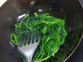 锅内放油爆香葱姜蒜，加入菠菜，放入适量的耗油，耗油本身就有咸味，可以不放盐