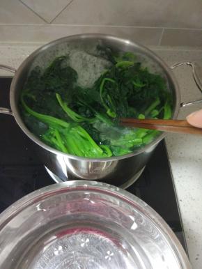 菠菜焯水备用。菠菜草酸含量较多，焯水可以去除涩感。也可以不焯水呢