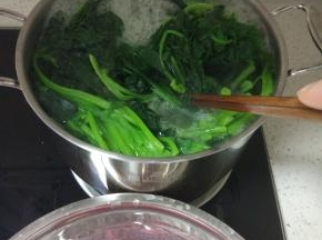 菠菜焯水备用。菠菜草酸含量较多，焯水可以去除涩感。也可以不焯水呢