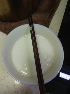 适量面粉，调成面水