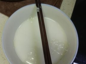 适量面粉，调成面水