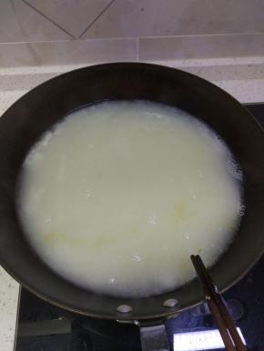 锅内放水烧开，加入面水