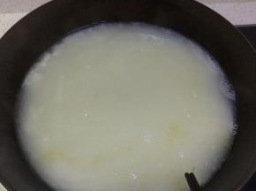 锅内放水烧开，加入面水