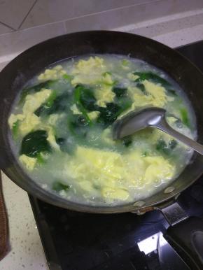 锅内再次烧开转小火，导入蛋液，加入菠菜