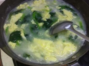 锅内再次烧开转小火，导入蛋液，加入菠菜