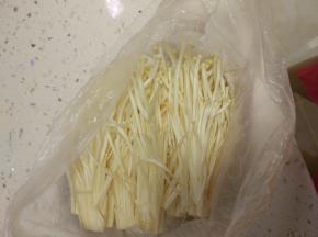 金针菇去掉后面的根，开水烫一下，备用