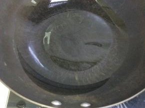 锅内放油烧热
