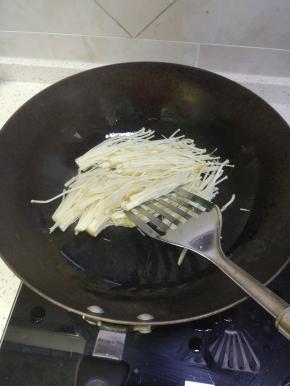 加入金针菇进行，盐糖酱油醋，放入碗内，加入半碗的热水调匀，倒入锅内