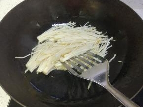 加入金针菇进行，盐糖酱油醋，放入碗内，加入半碗的热水调匀，倒入锅内