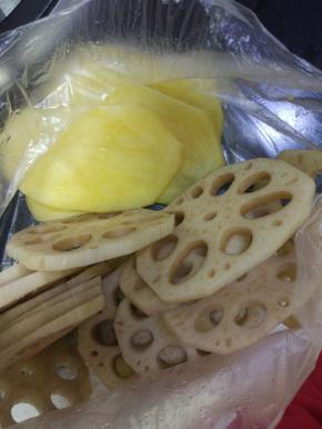土豆和藕切片备用