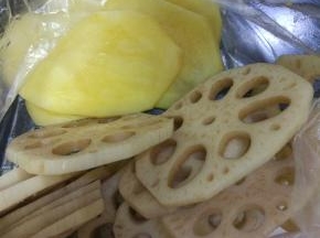 土豆和藕切片备用