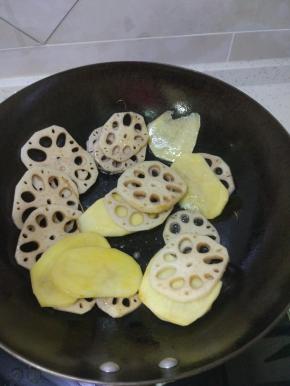 锅内放油烧热，放入材料进行煸炒