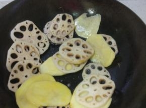 锅内放油烧热，放入材料进行煸炒