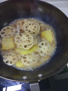 将全部调料放入锅内，加入热水没过材料