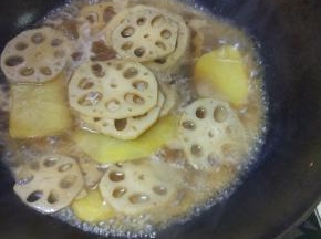 将全部调料放入锅内，加入热水没过材料