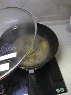 盖上锅盖，焖煮