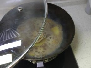 盖上锅盖，焖煮