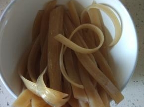 宽粉适量，提前用水泡软