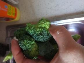 西蓝花掰小块，泡盐水三十分钟