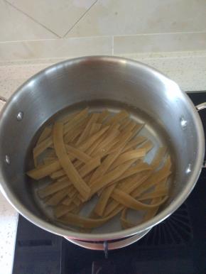 锅内放水烧开加入宽粉