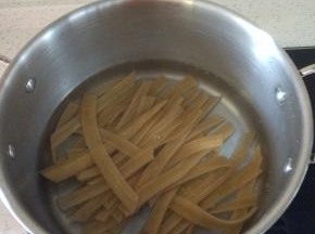 锅内放水烧开加入宽粉