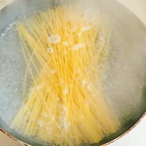 水沸后放入意面，煮10分钟