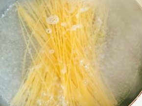 水沸后放入意面，煮10分钟