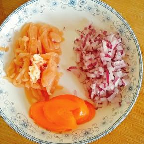 煮面期间切好鸡肉丝，洋葱末，胡萝卜片