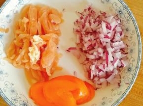 煮面期间切好鸡肉丝，洋葱末，胡萝卜片