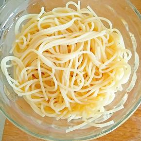 面煮好后过一下凉水，沥干水分备用。