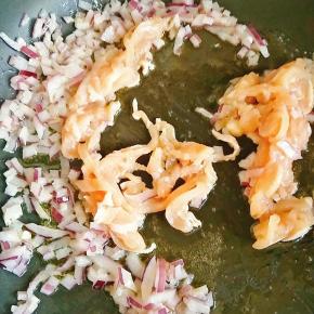 放入鸡肉丝翻炒至变色。