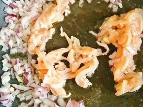 放入鸡肉丝翻炒至变色。