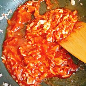 放入三大勺番茄酱炒出红汤