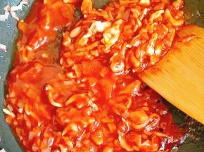 放入三大勺番茄酱炒出红汤