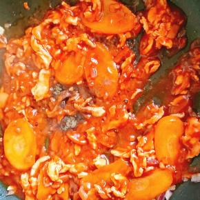 放入胡萝卜片，翻炒