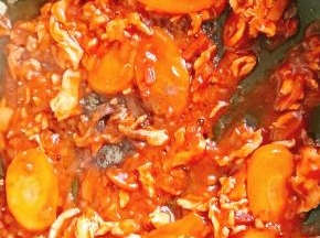 放入胡萝卜片，翻炒