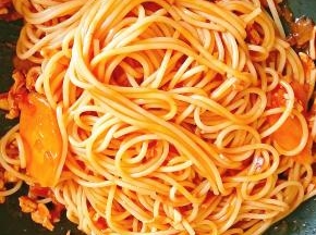 放入煮好的意面，炒制均匀，放入盐和黑胡椒调味