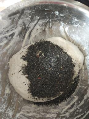 加入适量的黑芝麻盐