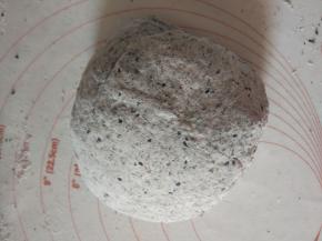 排气，揉成光滑的面团，分成大小一样的等分揉成馒头