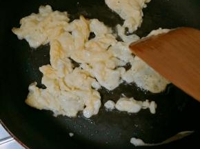 油温较高时放入鸡蛋翻炒成鸡蛋碎，油温高一点可以去除鸡蛋腥味