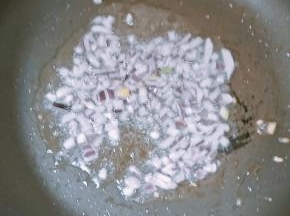 热锅冷油，爆香洋葱末