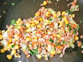 放入配菜，爆炒，放入鸡精、盐、花椒粉调味