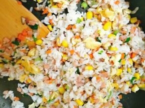 放入剩米饭炒制粒粒分明，放入少许黑胡椒