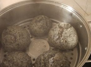 二十分钟之后，馒头用手按下，快速回弹即可