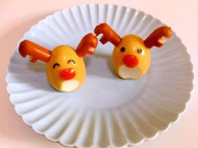 用海苔剪出眼睛的形状，贴在合适的位置上。